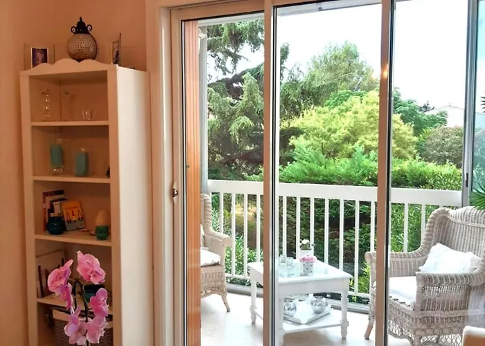 Sea View And Balcony In شقة *